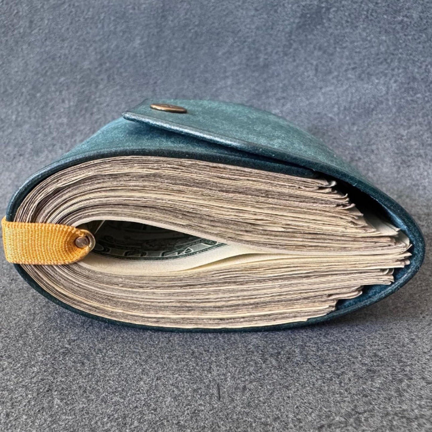 💸 Stop Sitting on a Bulky Wallet — Carry Your Cash, Cards & Confidence in One Slim Pocket-Sized Powerhouse.